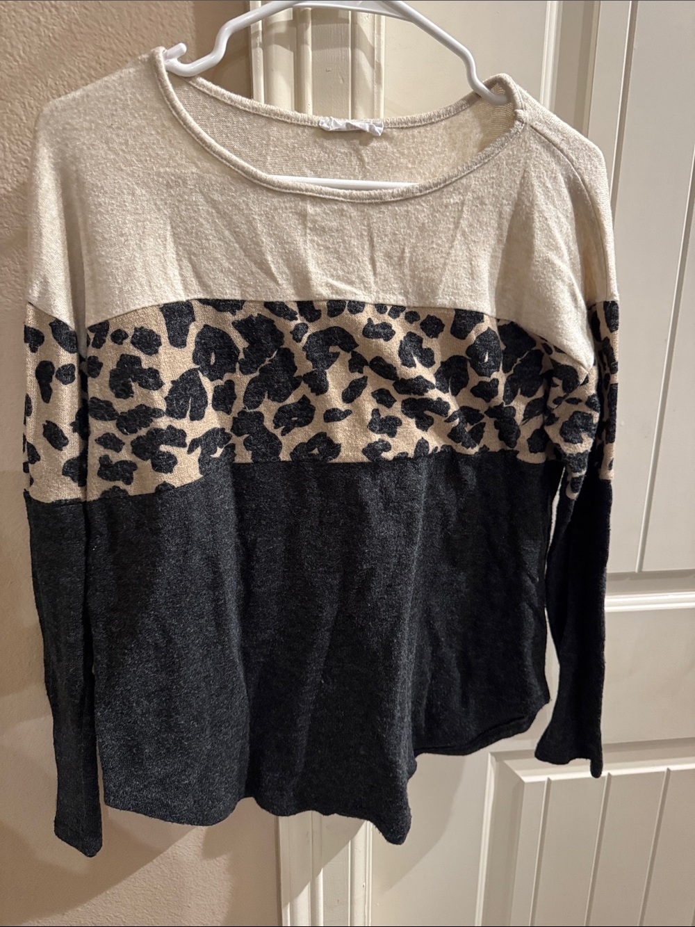 Colorblock Leopard Print Women's Sweater - Cream and Black